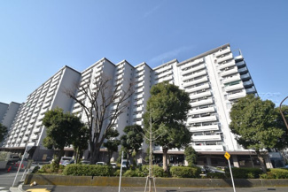【外観】 | 手入れの行き届いた外壁やエントランスなど、「見ればわかる」レベルで清潔感を保ったマンションです。築年数を感じさせない姿で皆様をお出迎えします。～即日のご見学可能～　お問合せはお気軽にどうぞ。