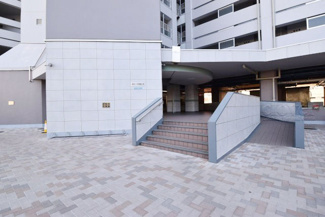 【エントランス】 | マンションの正面エントランス。出入りする人間を癒してくれるマンション入り口であり、その建物の「顔」でもあります。～即日のご見学可能～　お問合せはお気軽にどうぞ。
