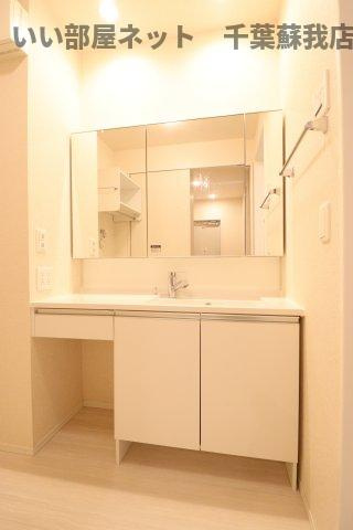 D-roomちはら台Eの洗面所|椅子をしまえてメイクも出来る大きな洗面台！