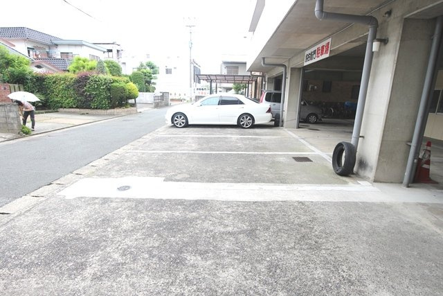 魚宗ビル【キャッシュバック対象物件】の駐車場|駐車場があります