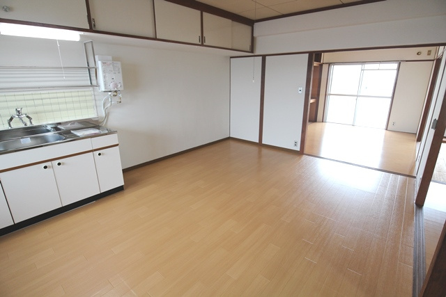 魚宗ビル【キャッシュバック対象物件】の居間・リビング|使いやすいリビングです