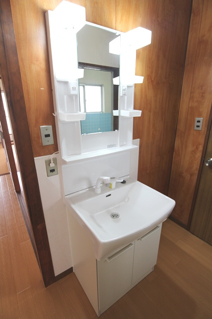 魚宗ビル【キャッシュバック対象物件】の独立洗面台|独立洗面台、小物を置くことができて便利です