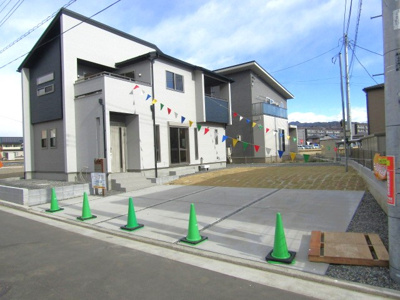 【駐車場】 | ブルーミングガーデン韮崎市藤井町北下条2期　1号棟 | 駐車場があるので、車を買う予定の方も安心です