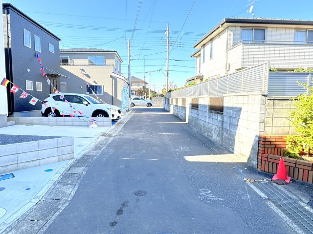 八潮市伊勢野新築戸建の前面道路含む現地写真|北東側前面道路