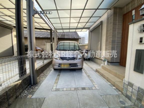 稲葉4丁目中古戸建の駐車場|カーポート付きの駐車場で雨に濡れずにお家に入れます♪