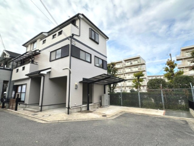 【前面道路含む現地写真】 | 上野芝向ヶ丘町6丁　戸建て | 外壁塗装済み、車3台駐車可能です。