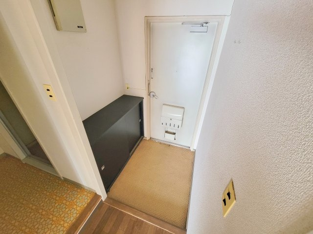 帝塚山ガーデンハイツ2号棟の玄関