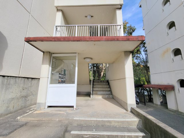 帝塚山ガーデンハイツ2号棟のエントランス