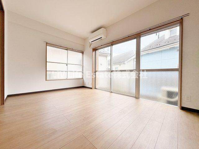 東大和ビルの居間・リビング