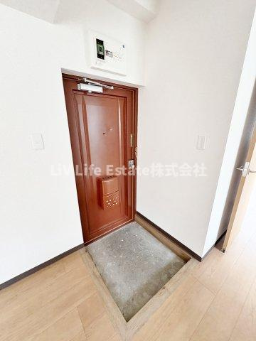 東大和ビルの玄関