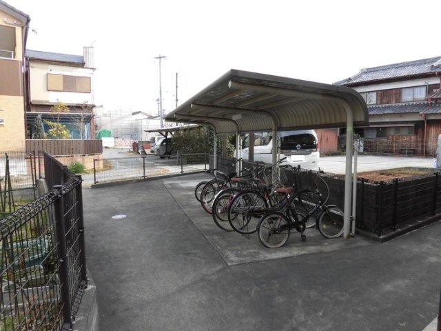 セジュールさくらのロビー|駐輪場に自転車も停められます♪