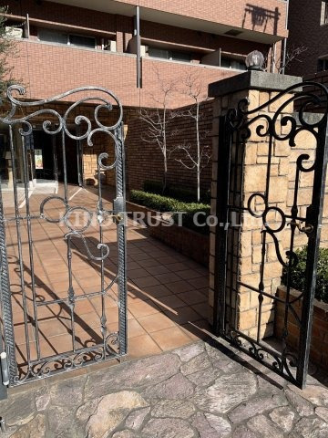 プレジオ中津のエントランス|ゆとりのあるエントランスです