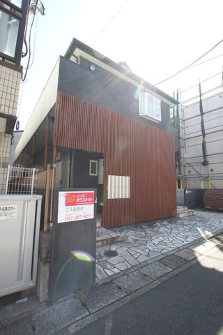 ネイビーと木目格子でモダンな外観です♪
