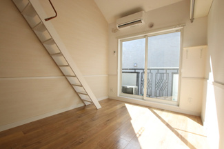 光のよく入る明るいお部屋です♪