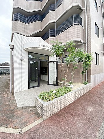 グランシャリオのエントランス|建物の内部です