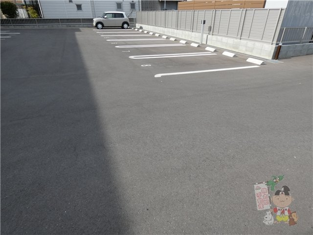 トレスセドロ新保の駐車場
