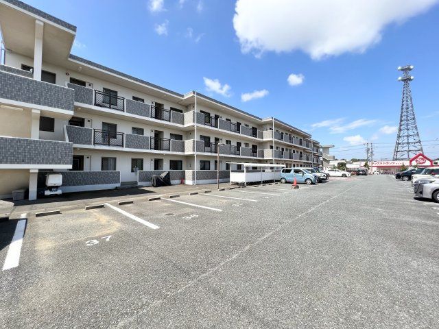 パティオス若葉の駐車場|駐車場があるので、車を買う予定の方も安心です