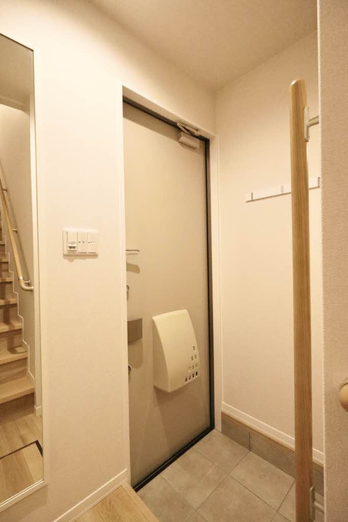 トレスセドロ新保の玄関