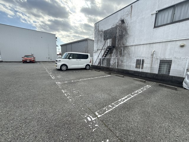 ドミール加佐の駐車場