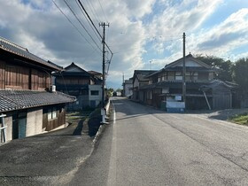 売土地の前面道路含む現地写真