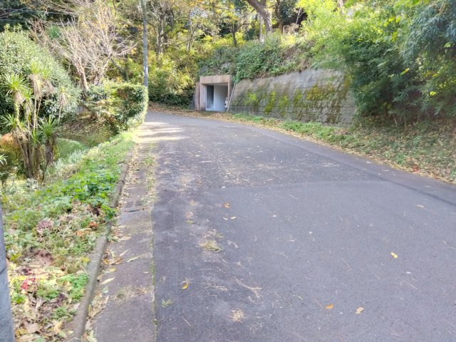 売土地　三島市大場の前面道路含む現地写真|前面道路が広々としているので車の駐車がしやすいです。