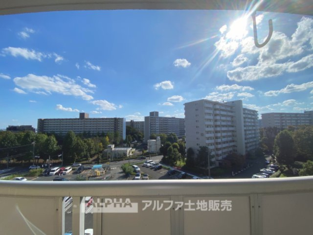 つつじが丘ハイツ北14号棟の展望|【Blue sky】
◆青空に包まれて◆ベランダから望む紺碧の空。外を眺め時を忘れるなんて、ひさしかたぶりだろうか。こんなにも広く美しい情景が我が家にも広がっているなんて。こんな時間を大切にしたい。