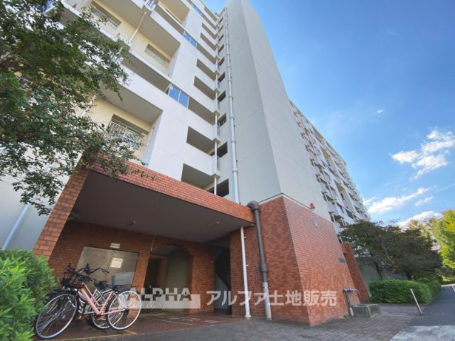 つつじが丘ハイツ北14号棟の外観|【Common areas】
◆廊下◆共用部は管理の行き届いた綺麗なスペース。いつも明るく家族を、来客を出迎えてくれる大切な場所です。