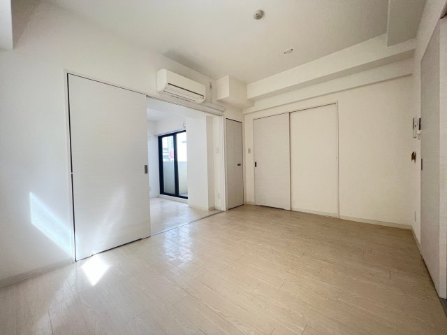 アモーレ本町ウエストの洋室