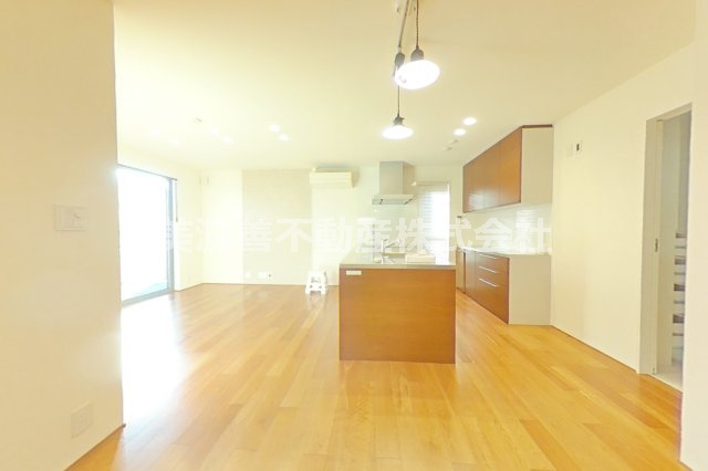 ６４４８４　岐阜市水海道中古戸建ての居間・リビング