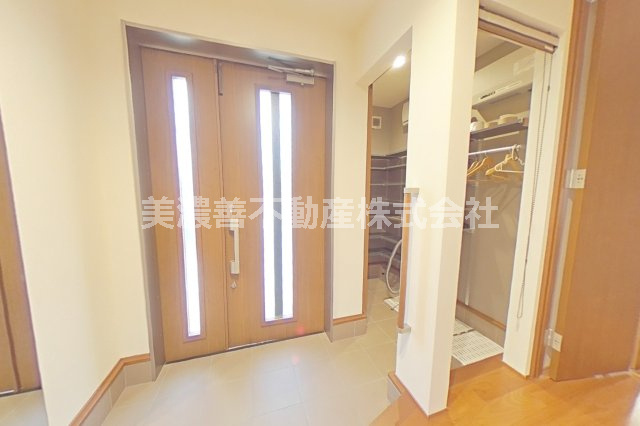 ６４４８４　岐阜市水海道中古戸建ての玄関