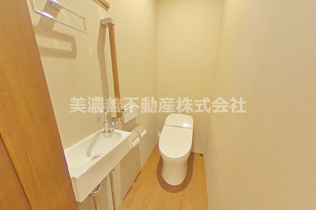 ６４４８４　岐阜市水海道中古戸建てのトイレ