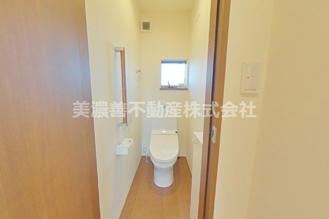 ６４４８４　岐阜市水海道中古戸建てのトイレ
