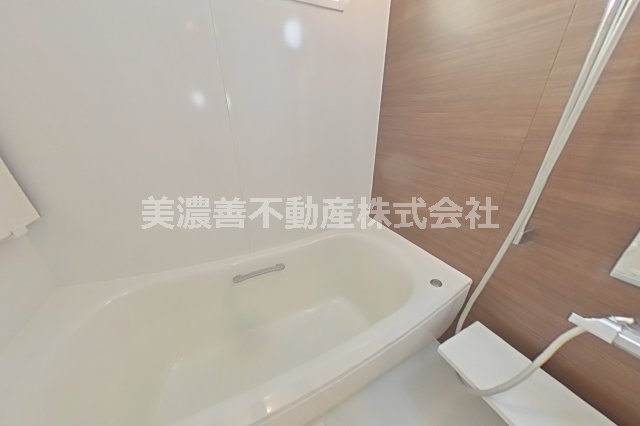 ６４４８４　岐阜市水海道中古戸建ての浴室