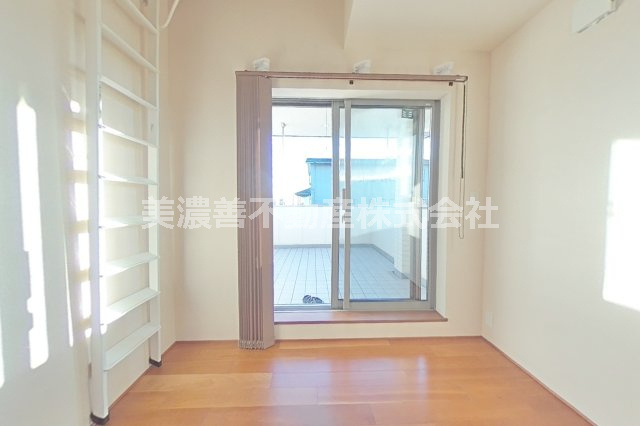 ６４４８４　岐阜市水海道中古戸建ての洋室