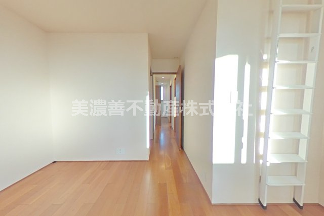 ６４４８４　岐阜市水海道中古戸建ての洋室