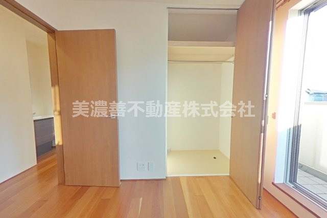 ６４４８４　岐阜市水海道中古戸建ての洋室