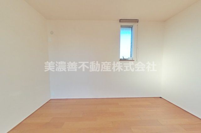 ６４４８４　岐阜市水海道中古戸建ての洋室