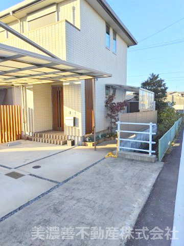 ６４４８４　岐阜市水海道中古戸建ての駐車場