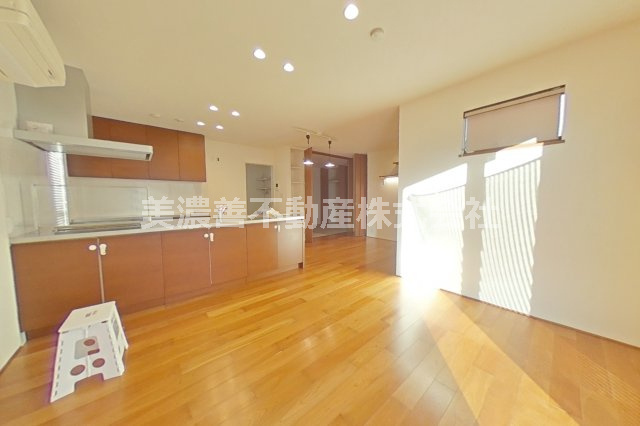 ６４４８４　岐阜市水海道中古戸建ての居間・リビング