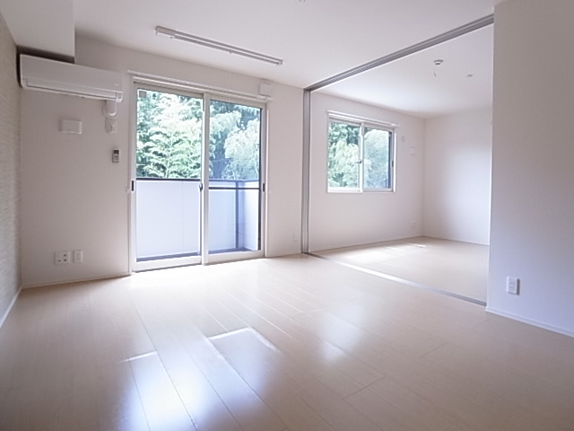 神戸市須磨区妙法寺字筆前のアパートの居間・リビング|リビング（エアコン付）