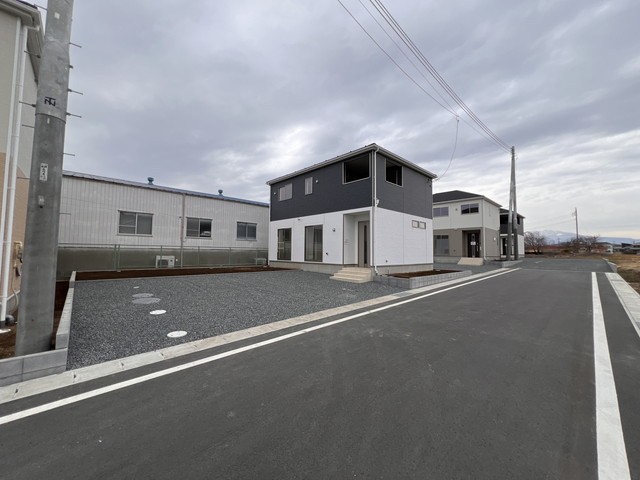 新築　太田市藪塚町第9　クレイドルガーデン　１号棟の前面道路含む現地写真|現地写真　	西側接道幅員約25ｍ　	