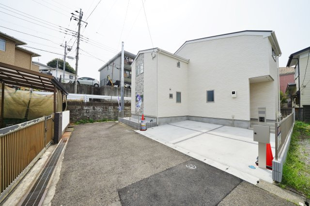 【横浜市旭区笹野台1丁目38-7新築戸建て】★仲介手数料無料★（笹野台小学校・希望が丘中学校）の前面道路含む現地写真