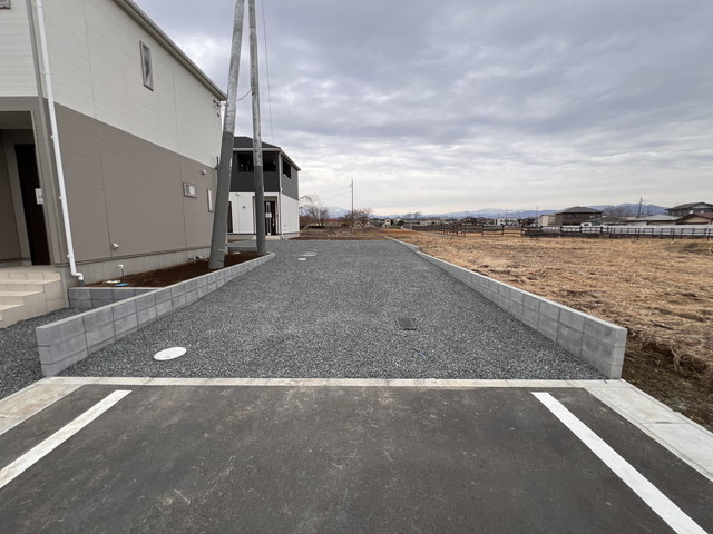 新築　太田市藪塚町第9　クレイドルガーデン　4号棟の駐車場|現地写真　駐車スペースは縦列駐車で3台分可能です！
