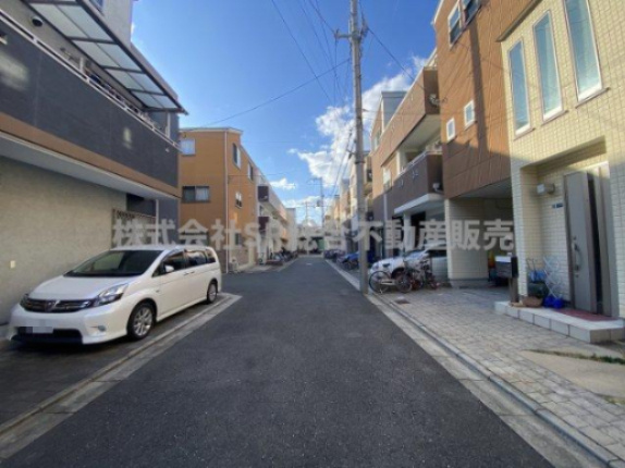加納２丁目中古戸建の前面道路含む現地写真|閑静な住宅街です。