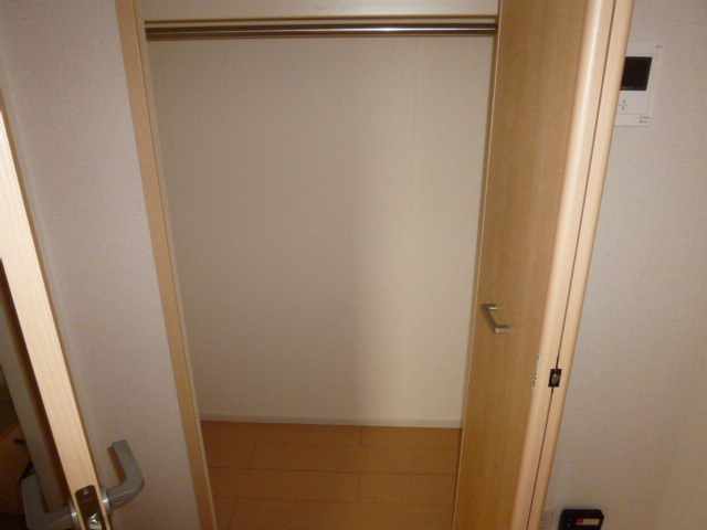 ヒルサイドハウスのキッチン|キッチン上収納