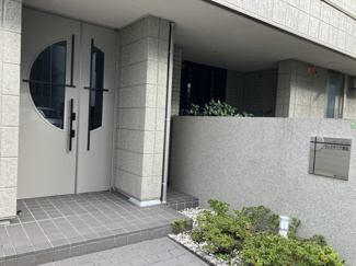 【エントランス】 | 広さもあり開放感のあるエントランス