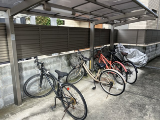 【その他共用部分】 | 屋根付き駐輪場なので、雨の日も安心して利用できますよ♪