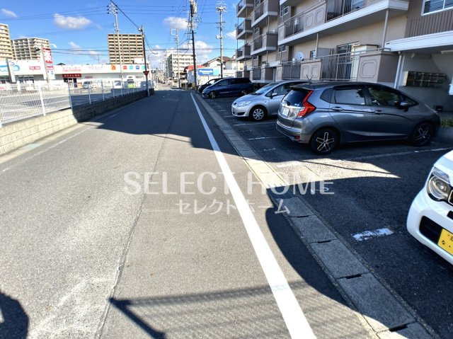 【駐車場】 | サンポール明大寺 | 車をお持ちの方に嬉しい駐車場付きの物件です
