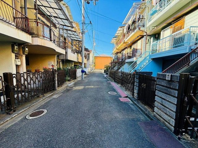 長栄寺町　中古一戸建ての前面道路含む現地写真|前面道路含む現地写真　幅員4ｍ
■物件内覧・資金計画相談・住宅ローン相談、リフォーム相談、お問合せ受付中■
※当日・翌日のご内覧、ご相談はお電話でのお問合せがスムーズです！