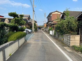 売土地の前面道路含む現地写真